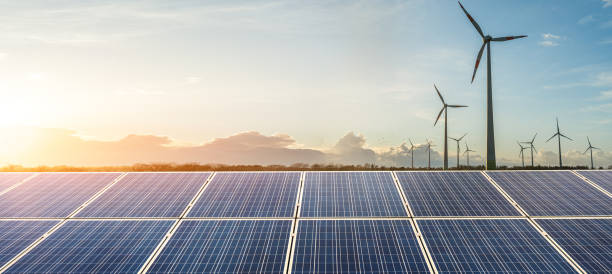 Photovoltaik Inselanlage – Solaranlage vor Windkrafträder: Vertrauen in Erneuerbare Energien
